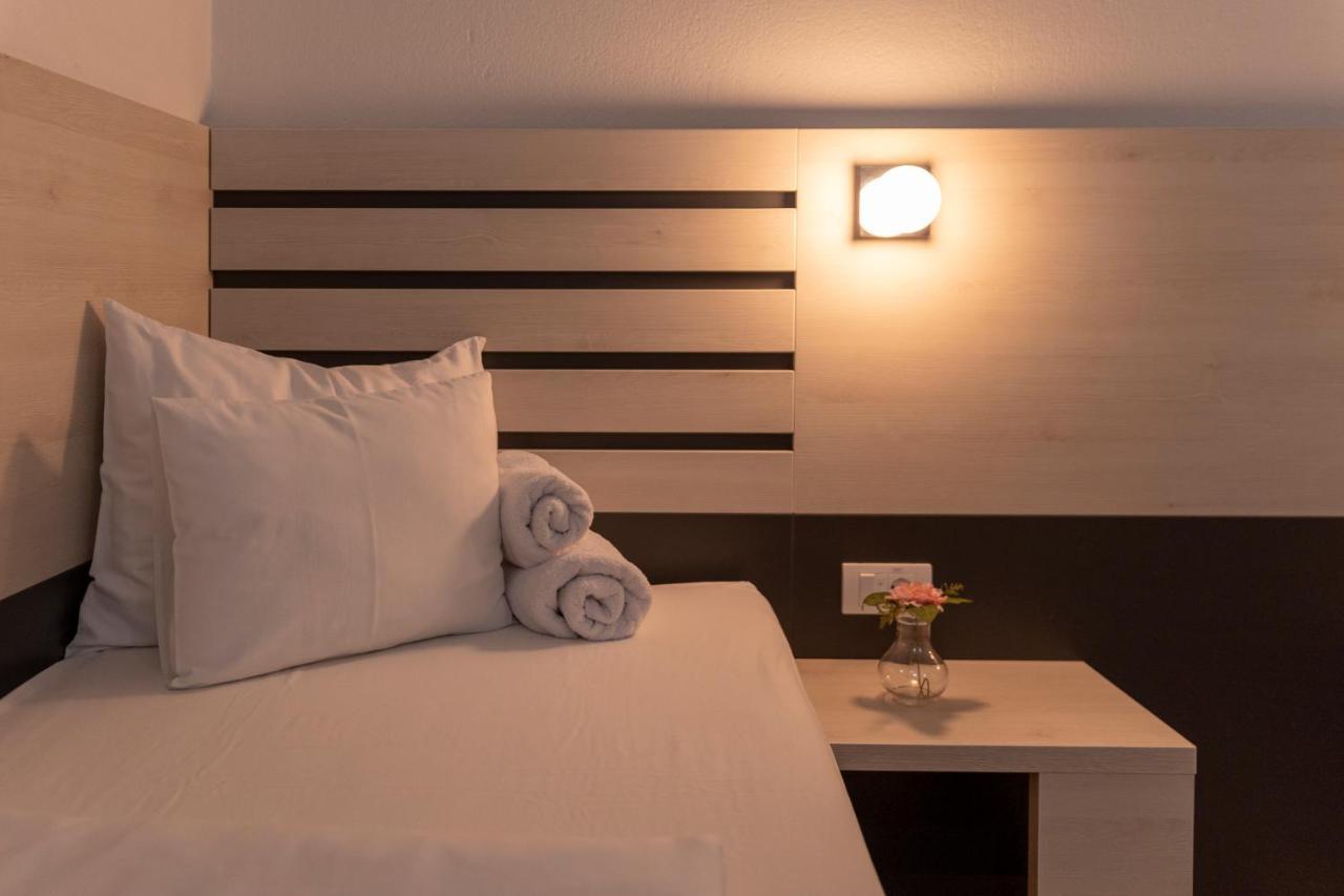 Garni Hotel 11Tica Dm Novi Sad Luaran gambar