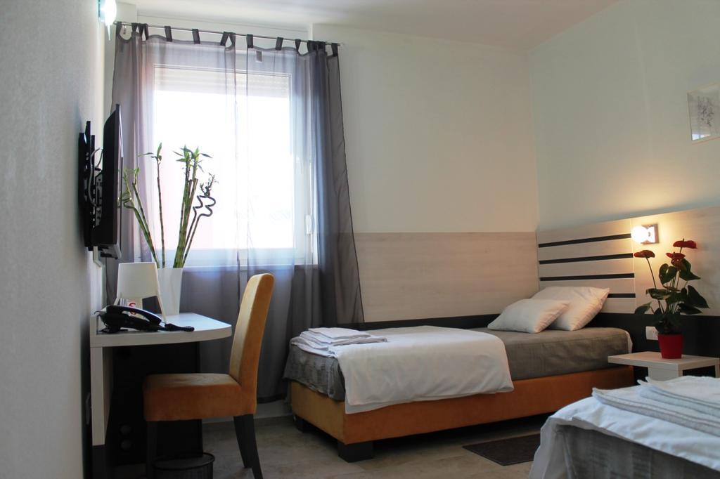 Garni Hotel 11Tica Dm Novi Sad Luaran gambar